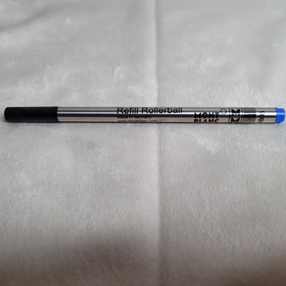 Montblanc Rollerballmine mit schwarzer Kappe und blauer Spitze, Aufschrift 'Refill Rollerball', 'Made in Germany' und 'www.montblanc.com', Montblanc-Logo sichtbar.