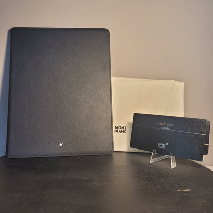 Montblanc Tablet Halter für iPad 3 aus schwarzem Leder mit Herstellernummer 111249, inkl. Servicehandbuch und weißem Tuch mit Montblanc-Logo.