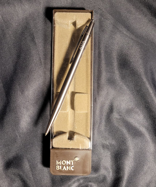 Vintage Montblanc Noblesse Druckkugelschreiber der ersten Generation in der originalen braunen Präsentationsbox. Das Schreibgerät aus mattiertem Edelstahl zeigt deutlich die personalisierte 'ASTA' Gravur und das ikonische Montblanc-Logo auf dem Etui.