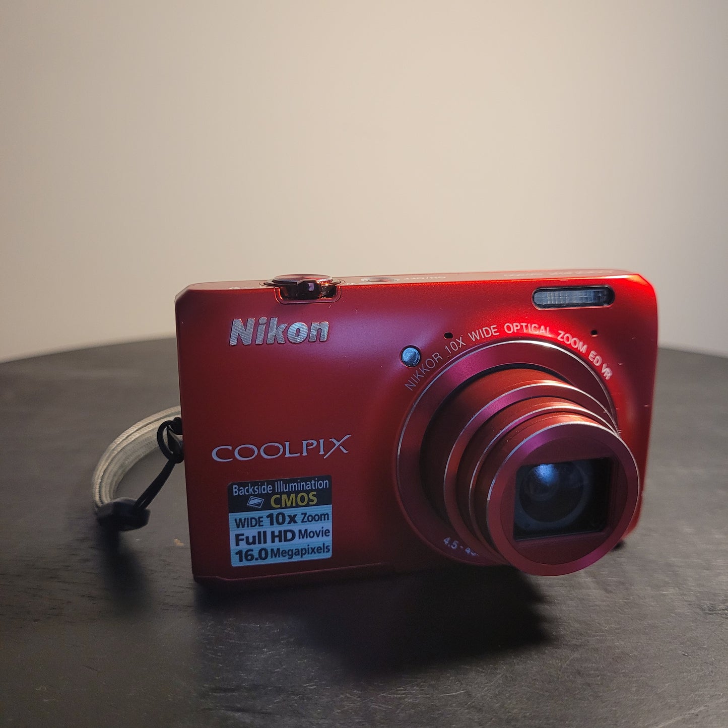 NikonCoolpixS6300-Rot - Hauptfoto - ausgefahrene Linse