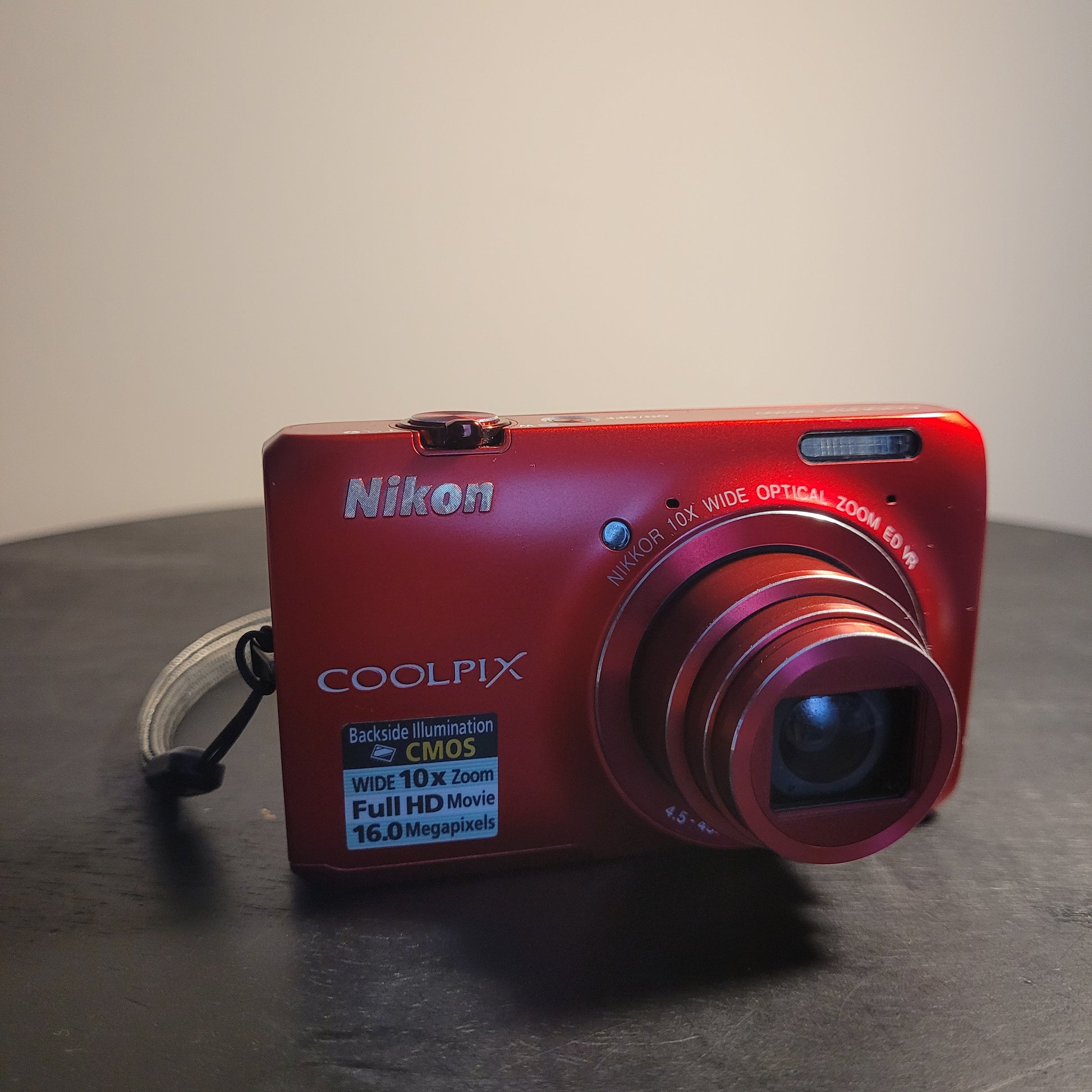 NikonCoolpixS6300-Rot - Hauptfoto - ausgefahrene Linse