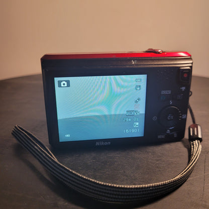 Rückseite mit eingeschaltetem Display.