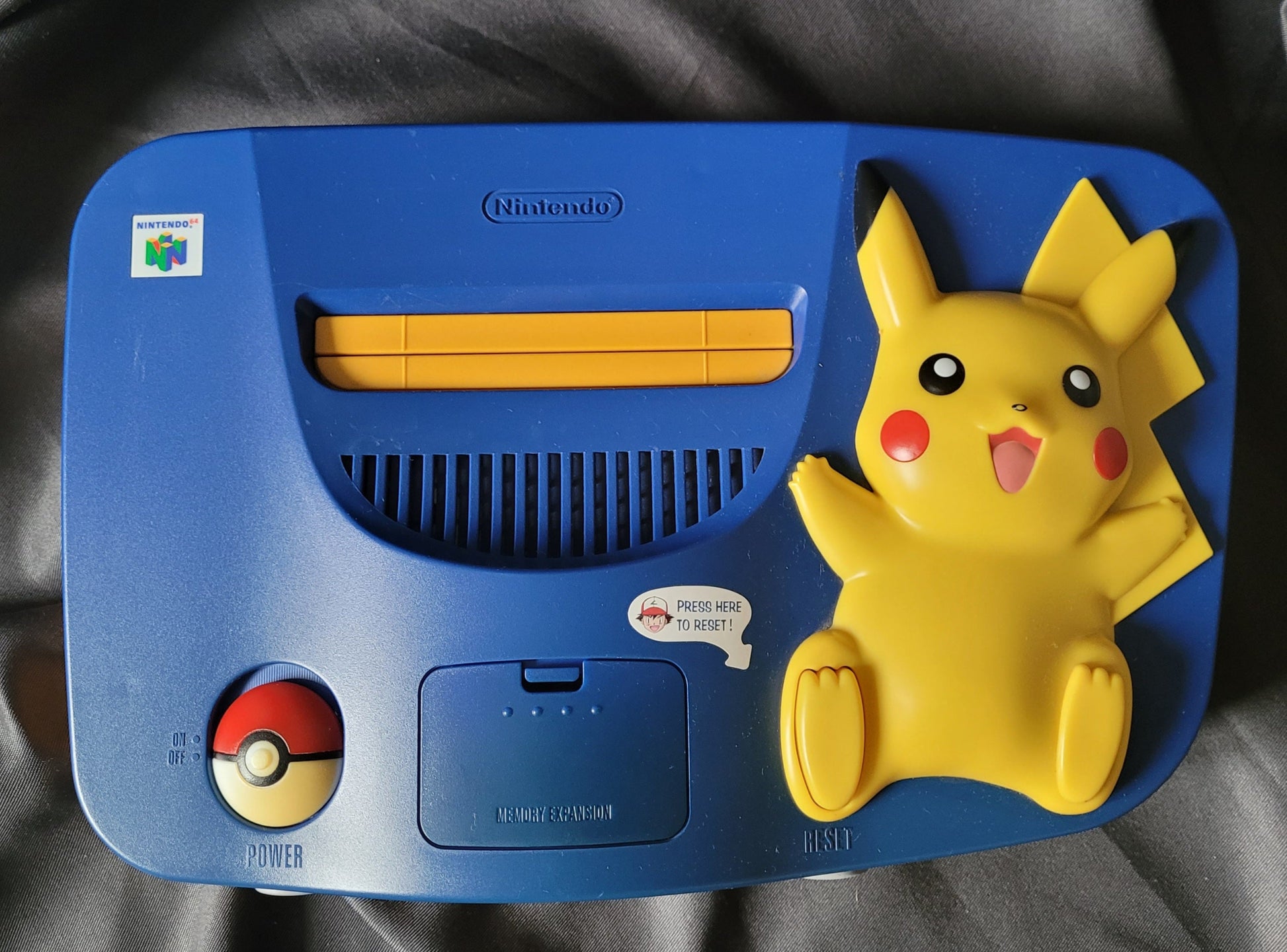 Nintendo 64 Pikachu Edition Retro/Vintage Konsole mit blauem Controller, Jumper Pack und Zubehör – seltenes Sammlerstück, geprüft und funktionsfähig.