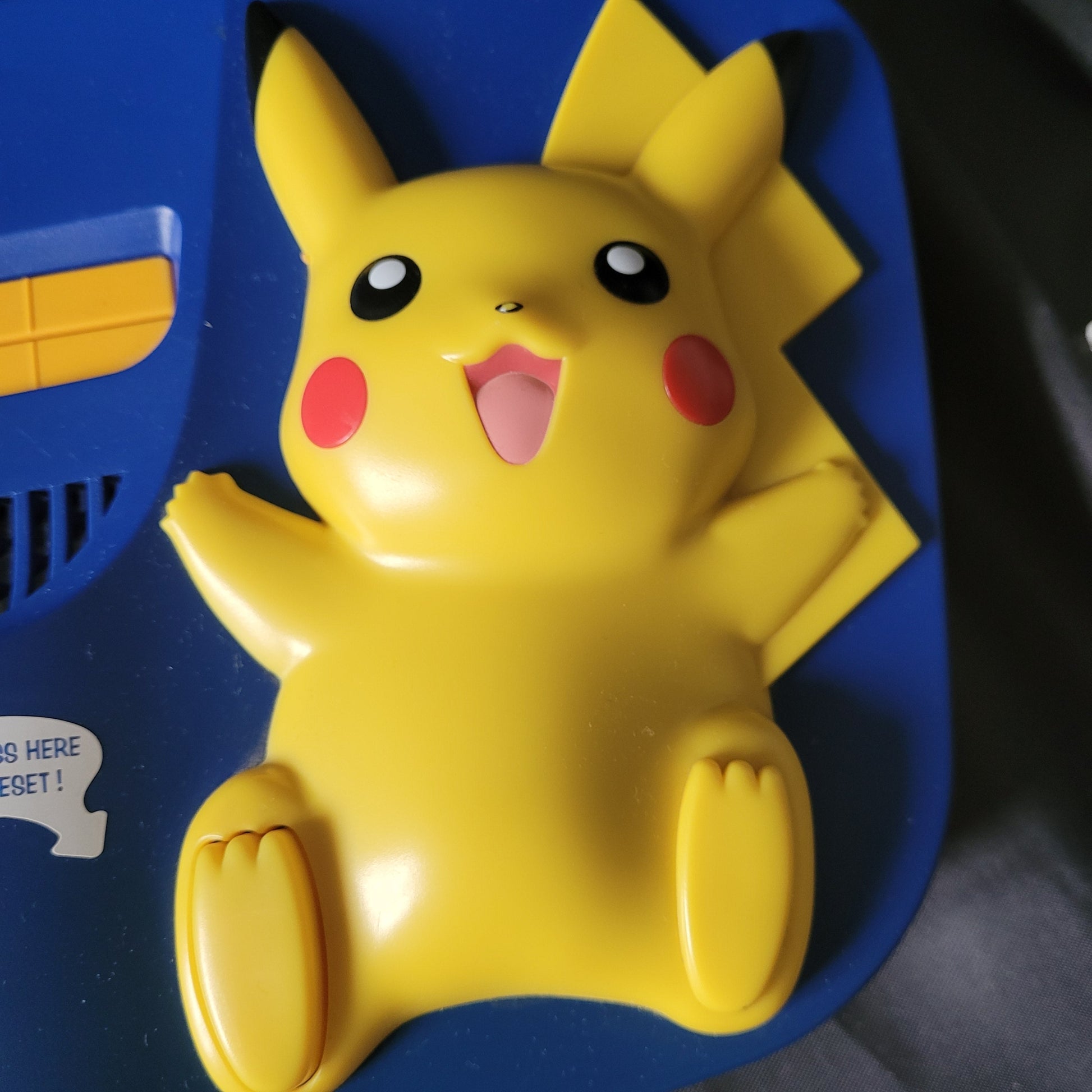 Nintendo 64 Pikachu Edition Retro/Vintage Konsole mit blauem Controller, Jumper Pack und Zubehör – seltenes Sammlerstück, geprüft und funktionsfähig.