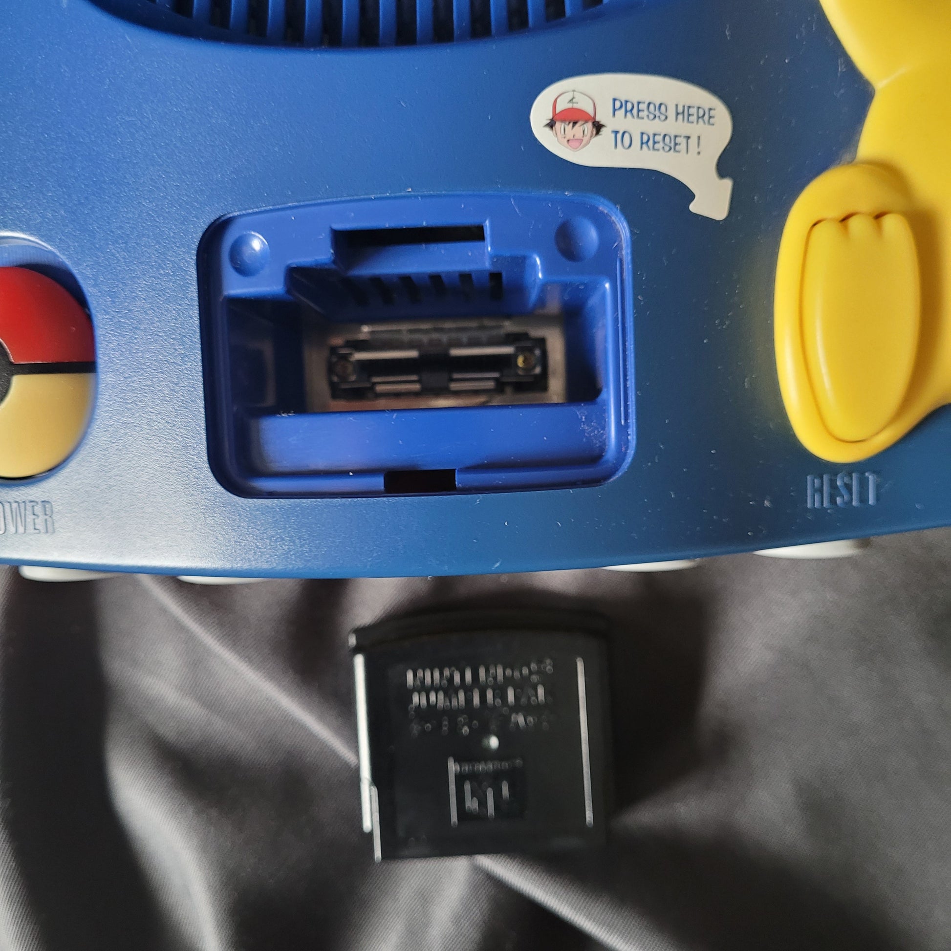 Nintendo 64 Pikachu Edition Retro/Vintage Konsole mit blauem Controller, Jumper Pack und Zubehör – seltenes Sammlerstück, geprüft und funktionsfähig.