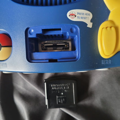 Nintendo 64 Pikachu Edition Retro/Vintage Konsole mit blauem Controller, Jumper Pack und Zubehör – seltenes Sammlerstück, geprüft und funktionsfähig.