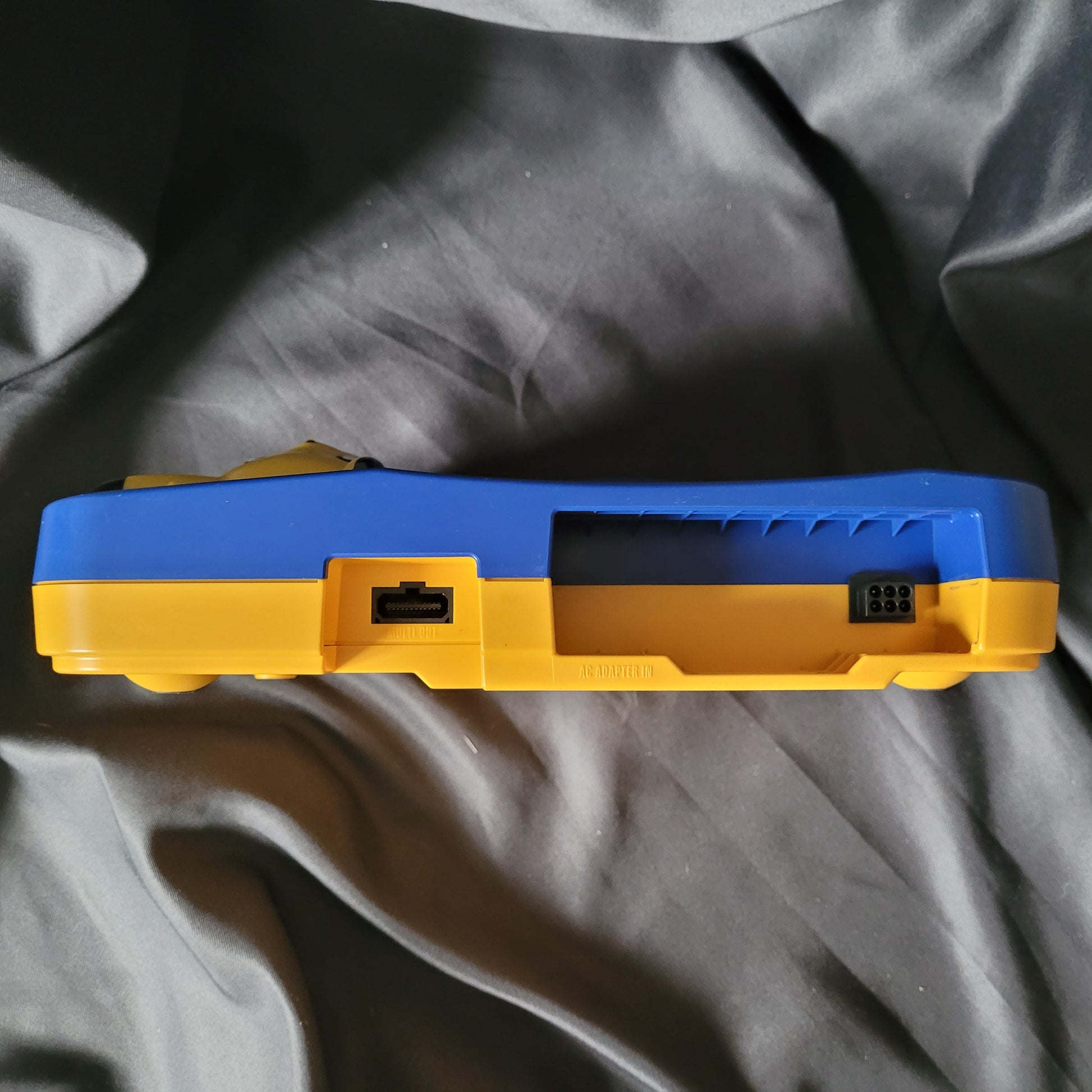 Nintendo 64 Pikachu Edition Retro/Vintage Konsole mit blauem Controller, Jumper Pack und Zubehör – seltenes Sammlerstück, geprüft und funktionsfähig.