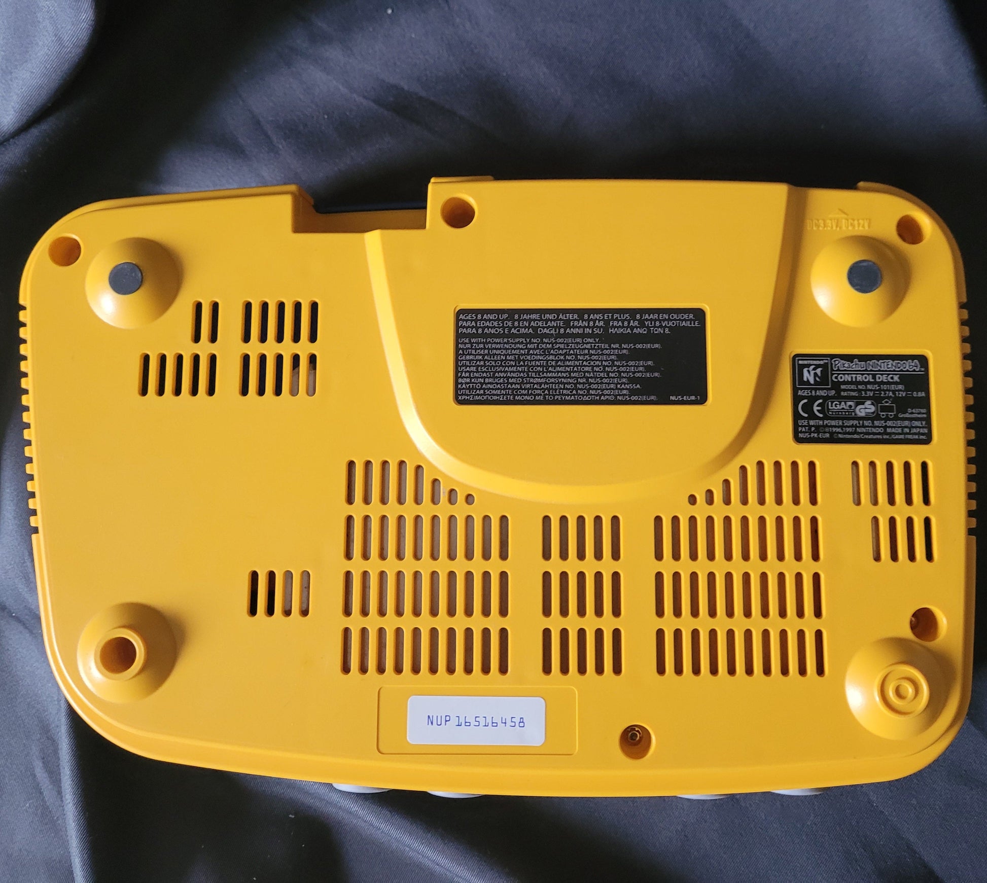 Nintendo 64 Pikachu Edition Retro/Vintage Konsole mit blauem Controller, Jumper Pack und Zubehör – seltenes Sammlerstück, geprüft und funktionsfähig.