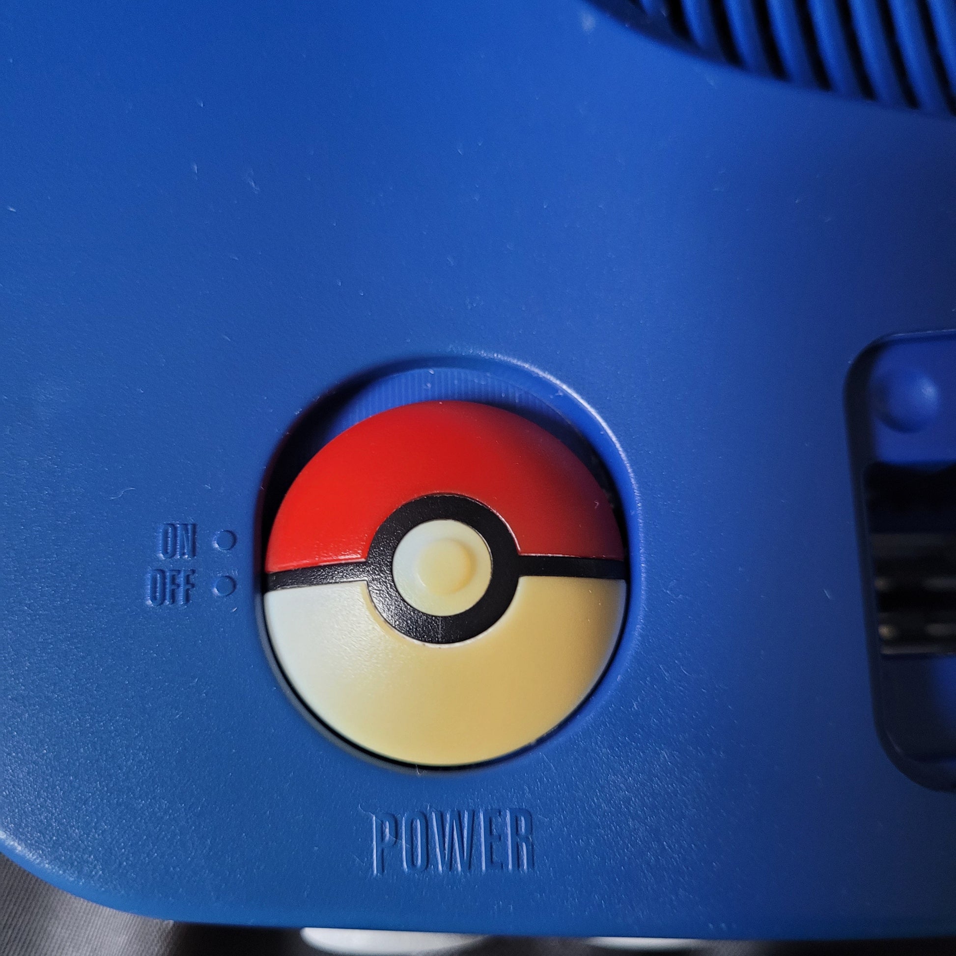 Nintendo 64 Pikachu Edition Retro/Vintage Konsole mit blauem Controller, Jumper Pack und Zubehör – seltenes Sammlerstück, geprüft und funktionsfähig.