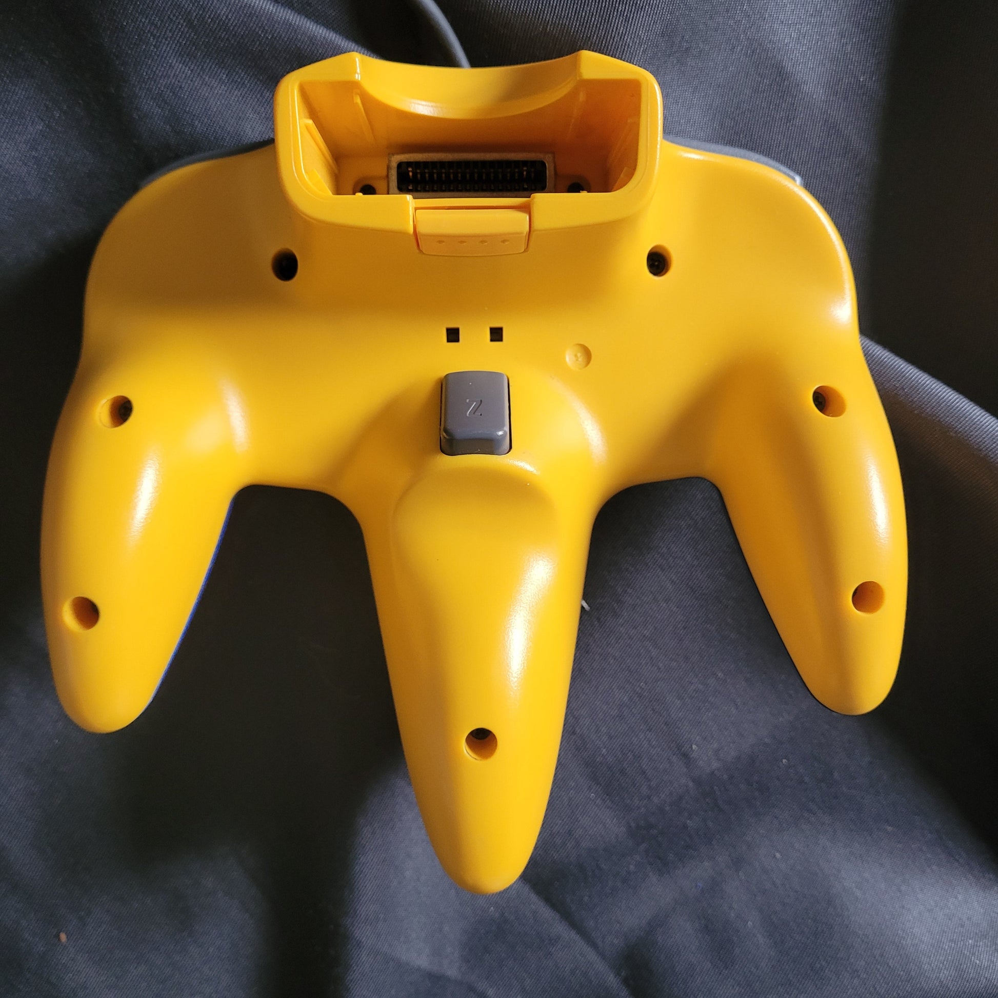 Nintendo 64 Pikachu Edition Retro/Vintage Konsole mit blauem Controller, Jumper Pack und Zubehör – seltenes Sammlerstück, geprüft und funktionsfähig.