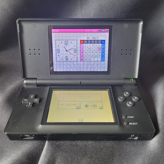 Nintendo DS Lite Konsole Schwarz – Modell USG‑001 – Vintage Handheld mit eingeschalteten Bildschirmen, Touchscreen‑Bedienung und klassischem Steuerkreuz.