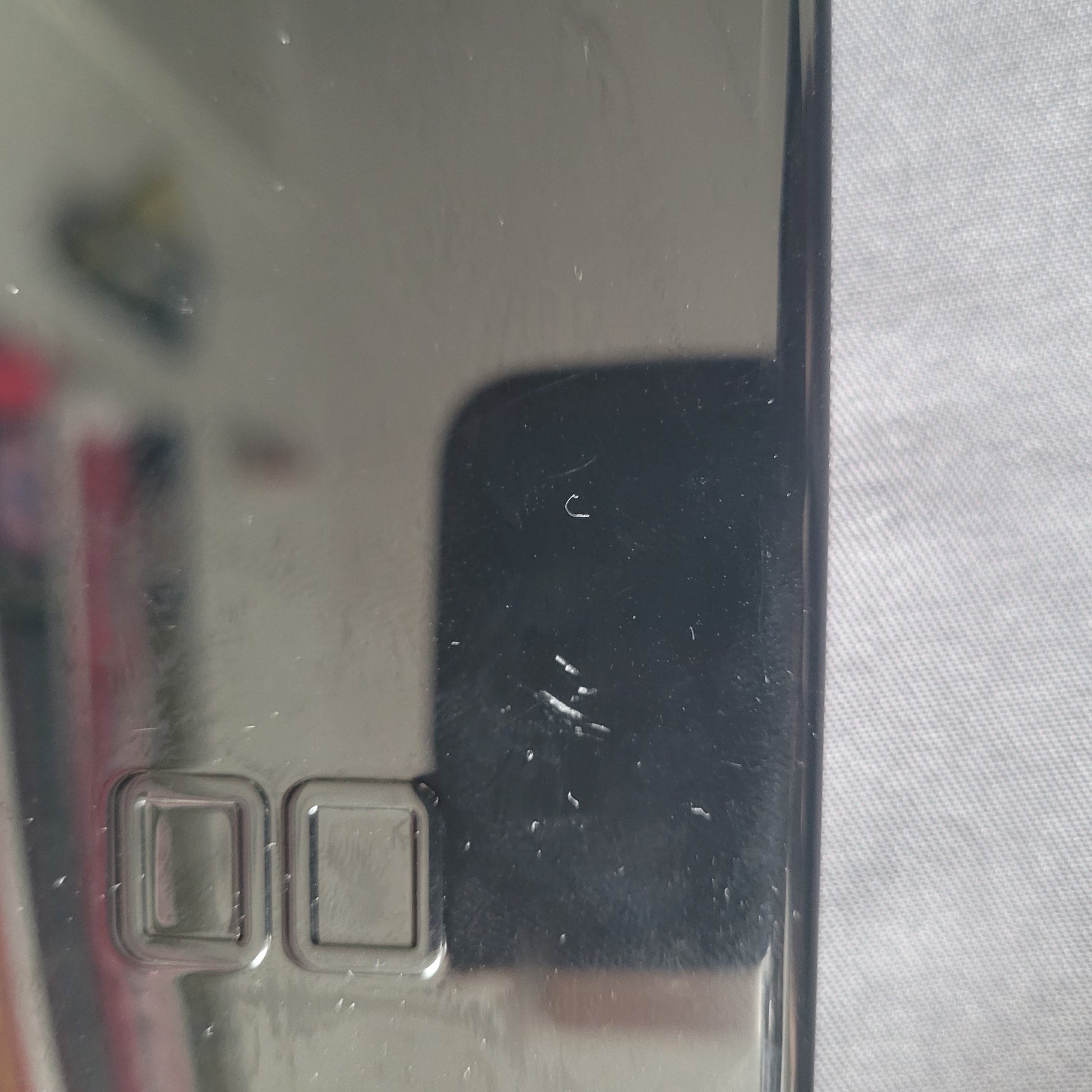 Nintendo DS Lite Konsole Schwarz – Modell USG‑001 – Vintage Handheld, Oberseite mit glänzender Oberfläche, sichtbaren Gebrauchsspuren und Bedientasten im Detail.