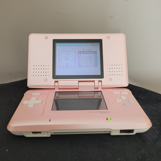 Die Nintendo DS Pink Model No NTR-001 Handheld Konsole in stilvollem Rosa, dargestellt mit eingeschaltetem Bildschirm auf schwarzem Hintergrund.  Diese Retro-Handheld-Konsole bietet klassisches Gaming mit Dual-Screen-Funktionalität und ist perfekt für Sammler und Retro-Fans.