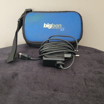 Es ist eine blaue Tasche passend zum Nintendo DS Pink Model No NTR.-001 der Marke Bigben und das passende originale Ladegerät zu sehen,