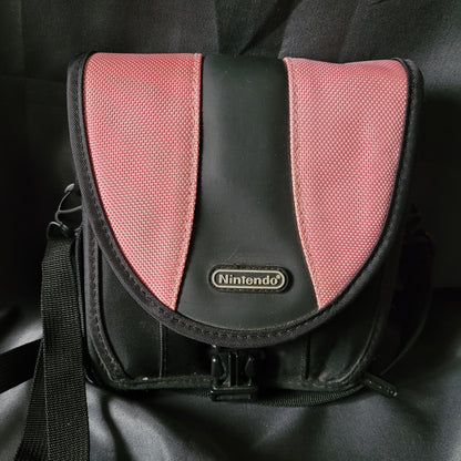 Nintendo DS Umhängetasche Original Vintage in Rot-Schwarz mit Nintendo-Logo, kompakte Tragetasche aus strapazierfähigem Stoff für Konsole und Zubehör, ideal für Sammler und Retro-Fans.
