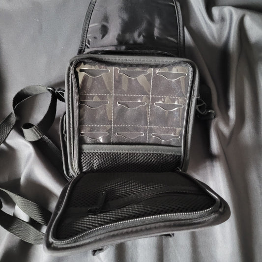 Offene Nintendo DS Umhängetasche Original Vintage mit transparenten Fächern und Netzfach, ideal zur Aufbewahrung von Konsole, Spielen und Zubehör, kompakte Tragetasche für Sammler und Retro-Fans.