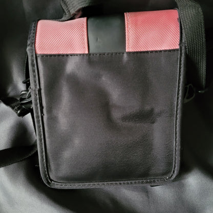 Detailansicht der Nintendo DS Umhängetasche Original Vintage mit rotem Stoff, schwarzem Reißverschluss und Tragegurt – robuste Tragetasche für Konsole und Zubehör, ideal für Retro-Fans und Sammler.
