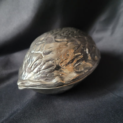 Heute

Nussknacker aus Metall Vintage in Form einer Walnuss, detailreich gearbeitet mit strukturierter Oberfläche, massives Sammlerstück ca. 12 × 8 cm, 350 g, dekoratives Küchenutensil und funktionales Werkzeug