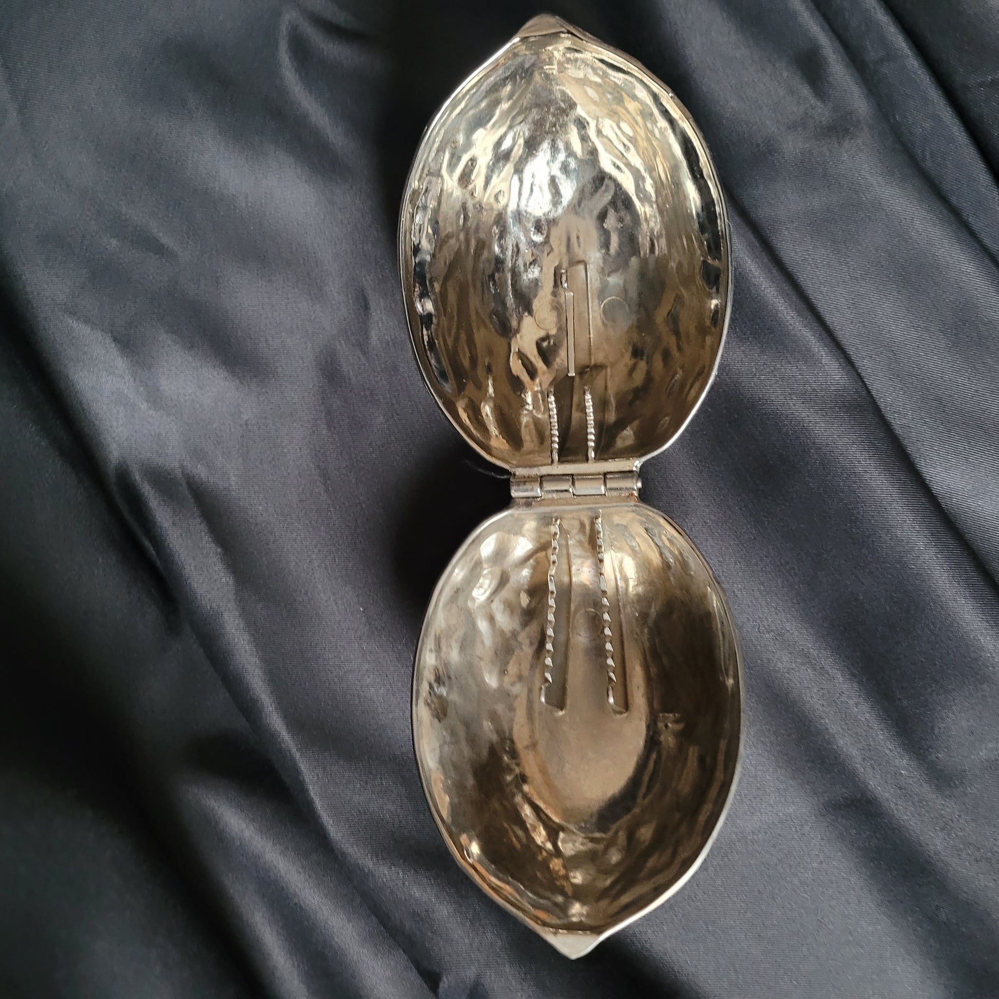 Nussknacker aus Metall Vintage in Muschelform, geöffnet mit zwei Hälften und detailreicher Hammerschlag-Struktur, massives Sammlerstück ca. 12 × 8 cm, 350 g, dekoratives Küchenutensil und funktionales Werkzeug.