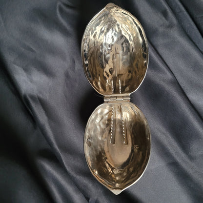Nussknacker aus Metall Vintage in Muschelform, geöffnet mit zwei Hälften und detailreicher Hammerschlag-Struktur, massives Sammlerstück ca. 12 × 8 cm, 350 g, dekoratives Küchenutensil und funktionales Werkzeug.