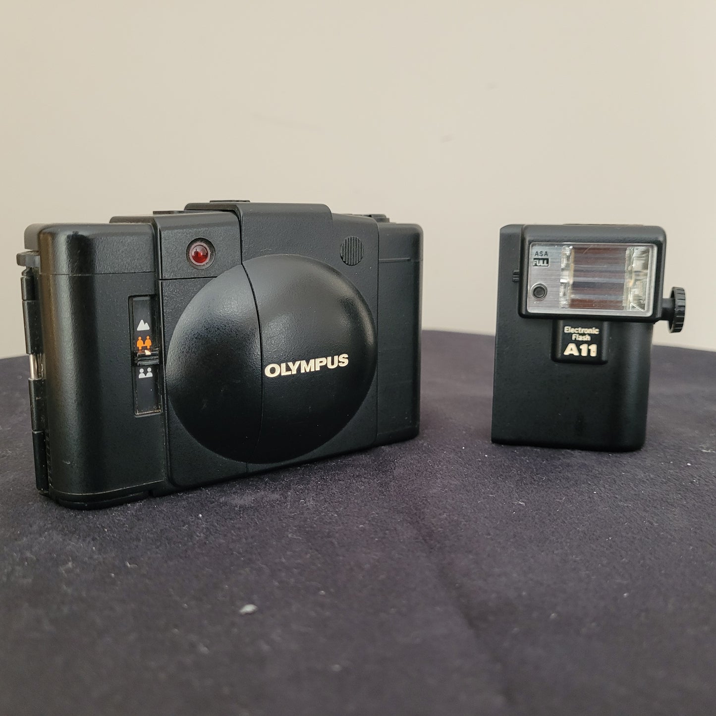 Olympus XA 2 – Vintage Kleinbild Sucherkamera inkl. Blitzgerät A11