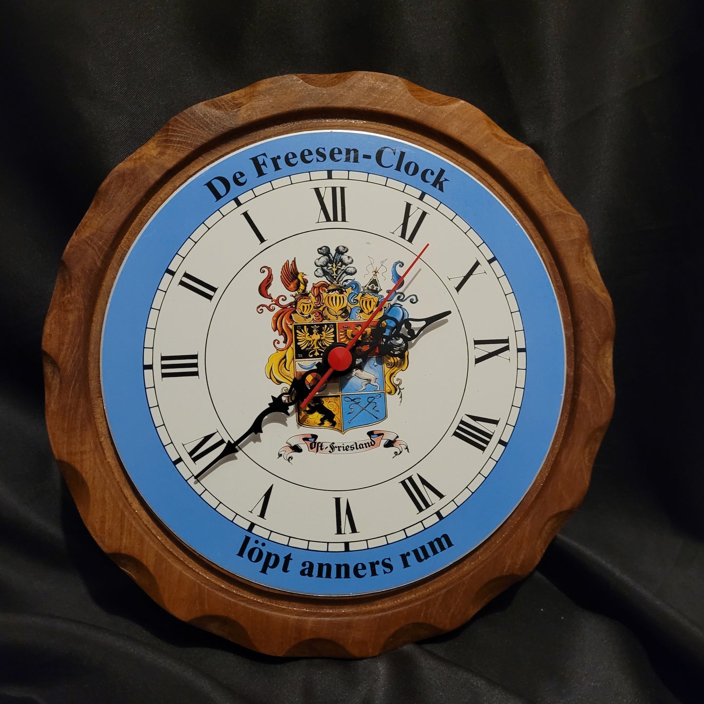 Ostfriesenuhr Ostfriesland Rückwärts-Uhr Vintage mit Holzrahmen, Ø ca. 25 cm, römischen Ziffern und farbigem Wappen im Ziffernblatt – dekorative Kult-Wanduhr.