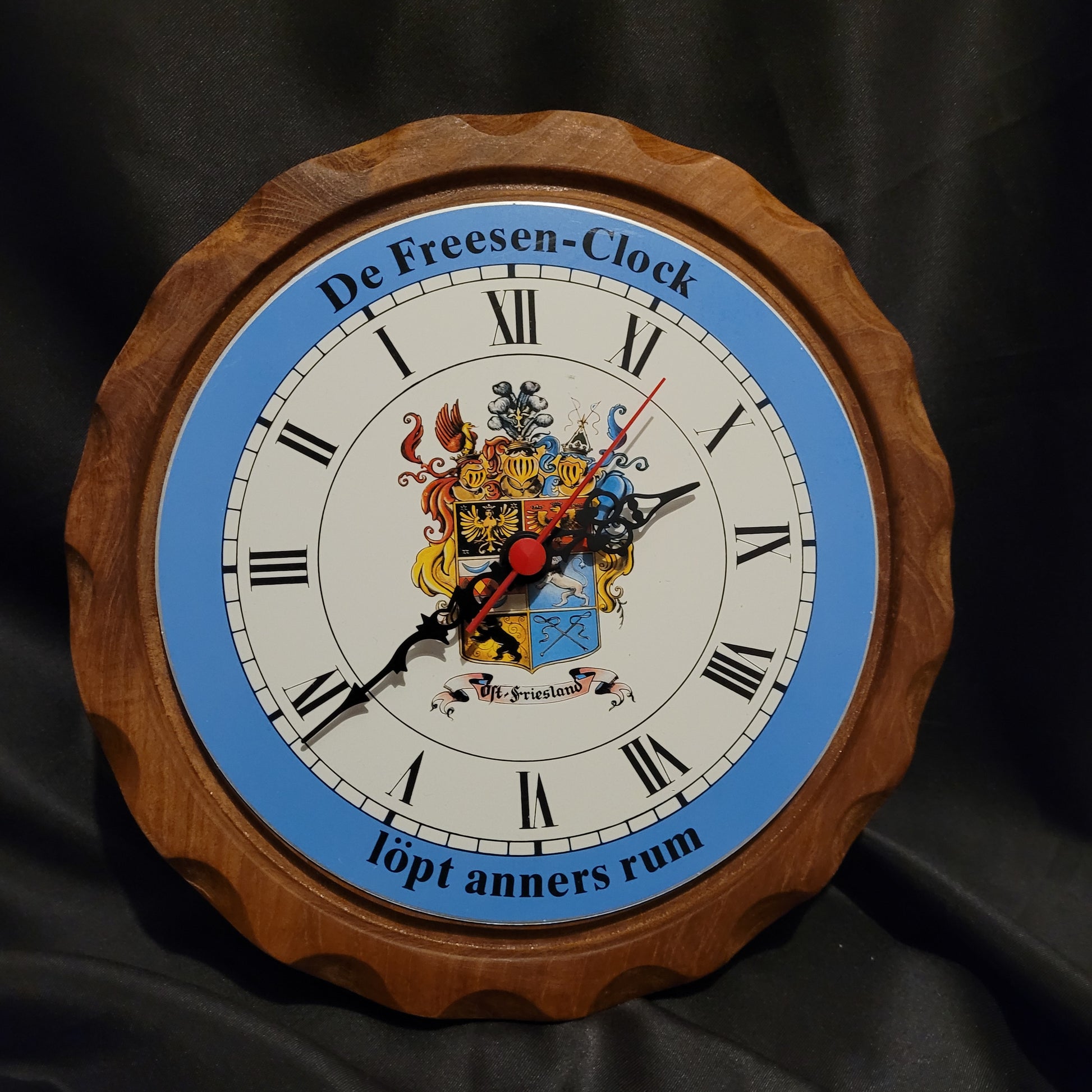 Ostfriesenuhr Ostfriesland Rückwärts-Uhr Vintage mit Holzrahmen, Ø ca. 25 cm, römischen Ziffern und farbigem Wappen im Ziffernblatt – dekorative Kult-Wanduhr.