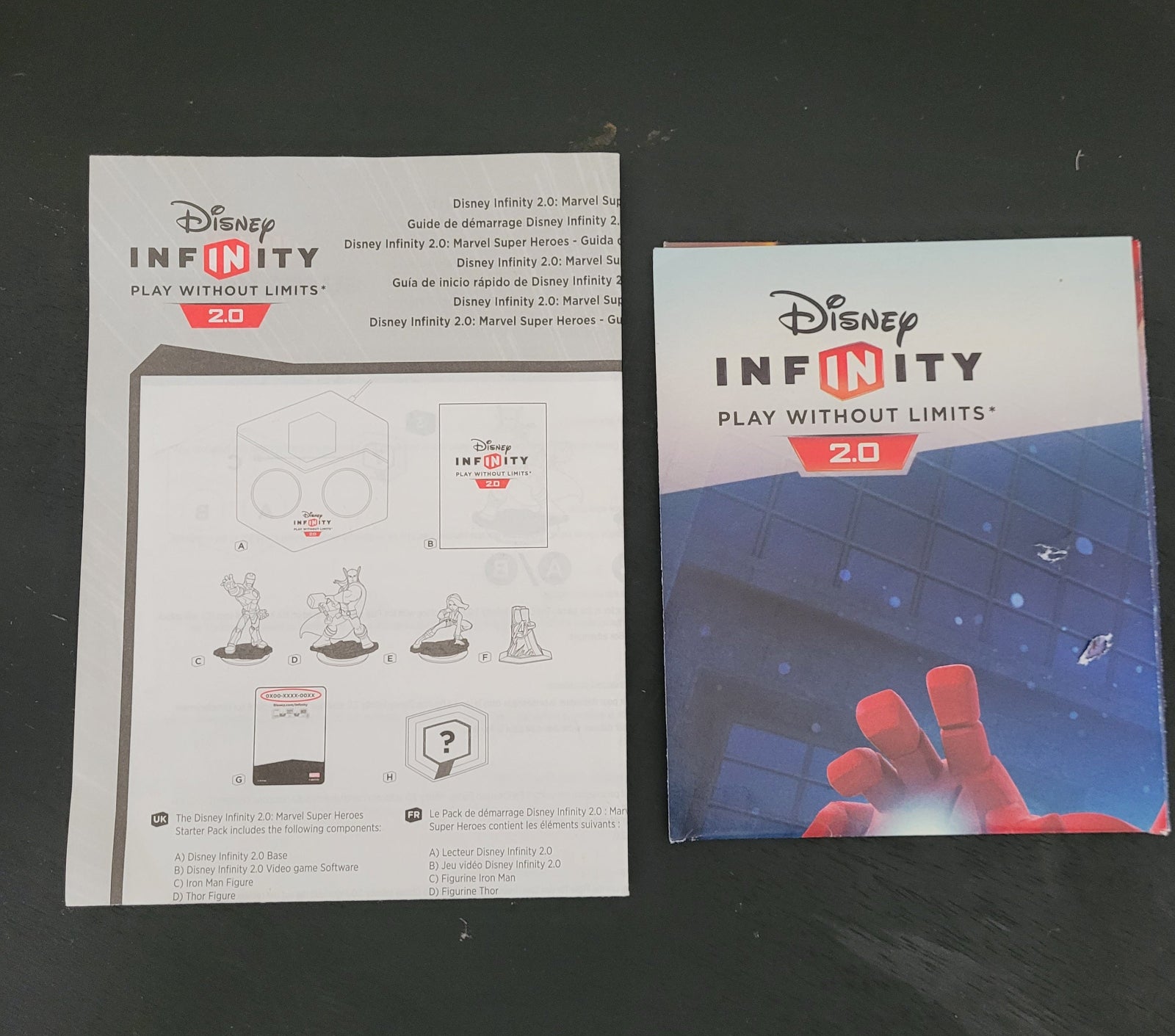 uf dem Bild ist eine Anleitung oder ein Poster des PS4 Disney Infinity 2.0 Marvel Super Heroes Startersets zu sehen. Das Dokument enthält verschiedene Informationen zum Spielablauf, zur Nutzung des Disney Infinity-Portals und zu den kompatiblen Figuren. Die Inhalte sind in deutscher Sprache verfasst und bieten eine detaillierte Übersicht über die Spielmechaniken und Features.