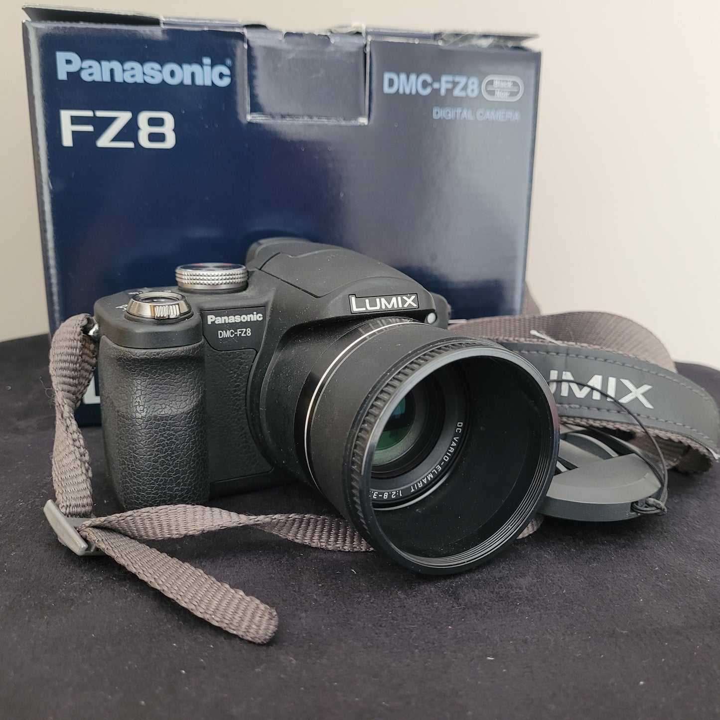 Panasonic Lumix DMC-FZ8 Digitalkamera in Schwarz, mit hochwertigem Leica-Objektiv, 7,2 MP, 12x optischem Zoom und originaler Verpackung. Perfekt für Fotografieliebhaber.