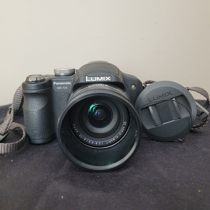Panasonic Lumix Digitalkamera DMC- FZ8 - Leica Lens - schwarz - 7.2 MP