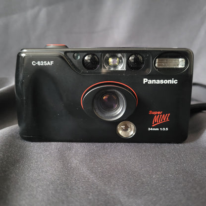 Panasonic Super Mini C-625AF Vintage Analogkamera in Schwarz mit rotem Objektivring, 34mm f/3.5 Linse, Autofokus und eingebautem Blitz – kompakte 35mm Point-and-Shoot Kamera für Sammler klassischer Fototechnik.