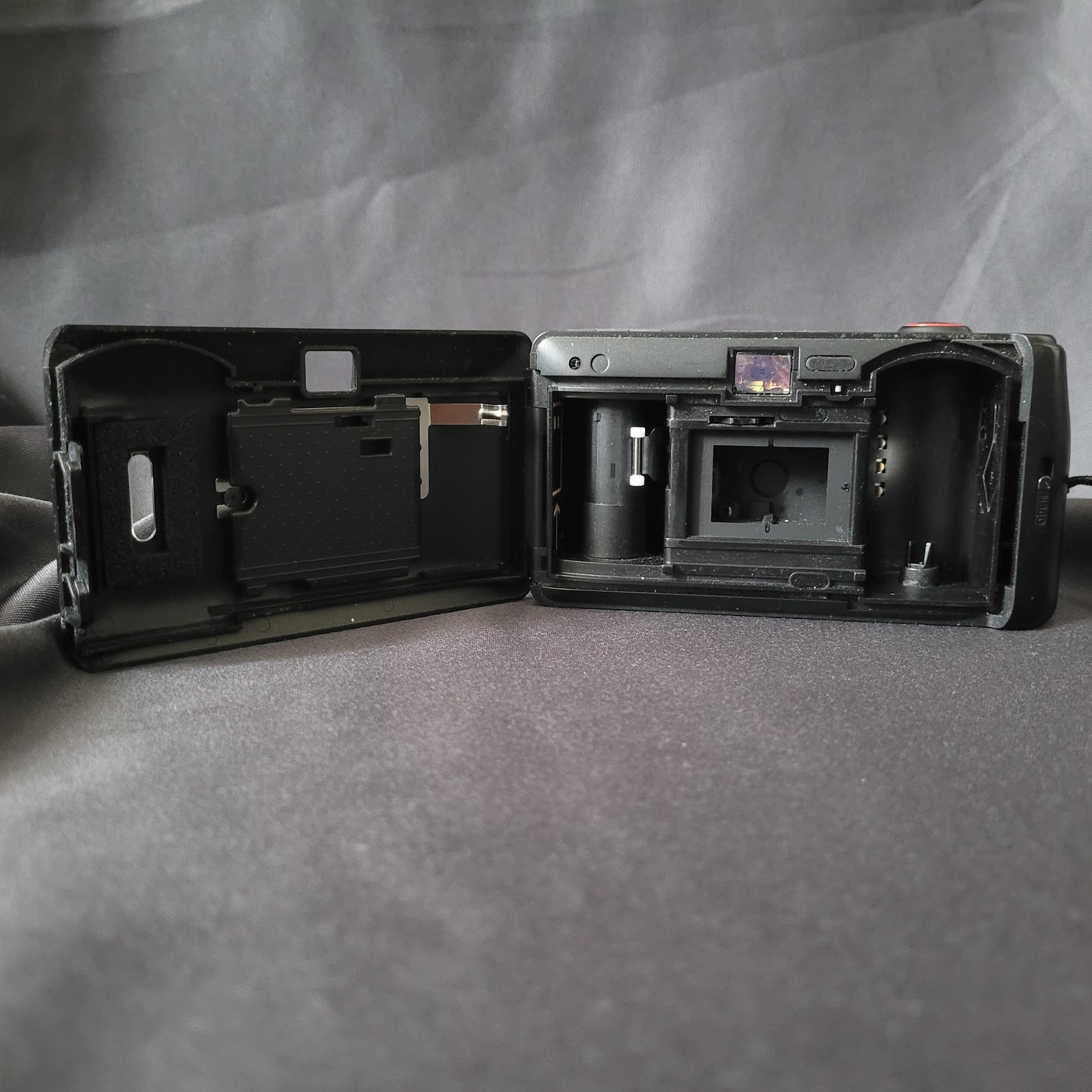 Panasonic Super Mini C-625AF Vintage Analogkamera geöffnet mit sichtbarem Filmfach, Filmspule und Druckplatte – klassische 35mm Point-and-Shoot Kamera für Sammler und Liebhaber analoger Fototechnik.