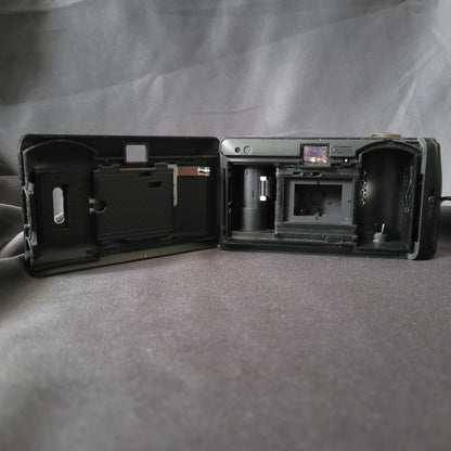 Panasonic Super Mini C-625AF Vintage Analogkamera geöffnet mit sichtbarem Filmfach, Filmspule und Druckplatte – klassische 35mm Point-and-Shoot Kamera für Sammler und Liebhaber analoger Fototechnik.