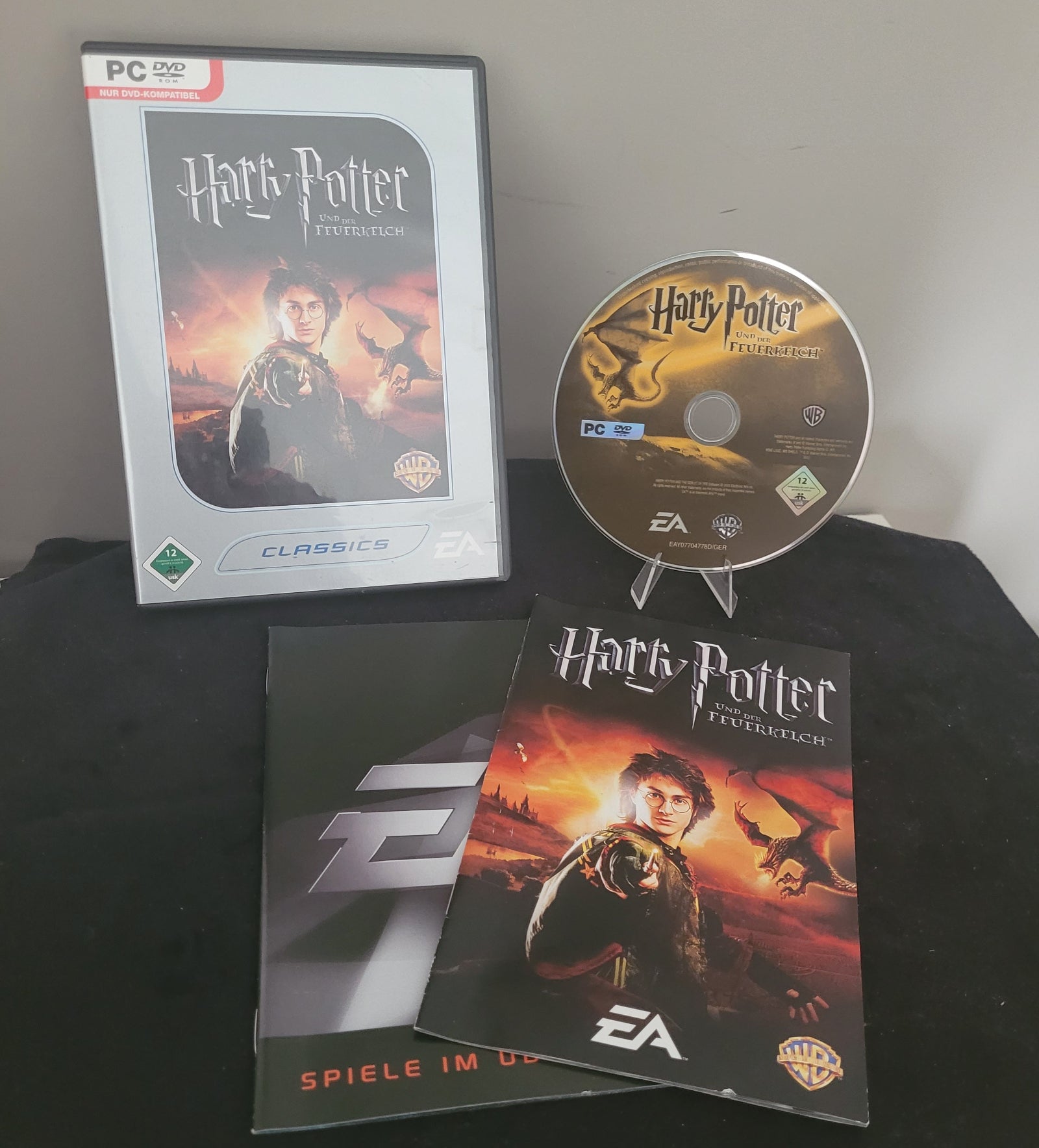 Zu sehen ist das PC von EA Sports Harry Potter und der Feuerkelch, auf schwarzem Unter- und grauem Hintergrund.