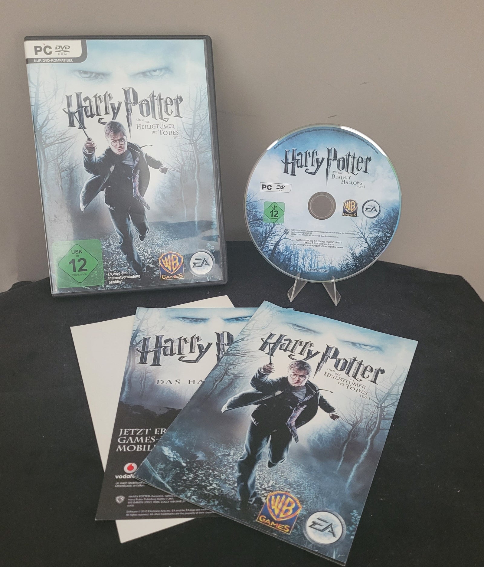 Zu sehen ist das PC von EA Sports Harry Potter und die Heiligtümer des Todes Teil 1, auf schwarzem Unter- und grauem Hintergrund.
