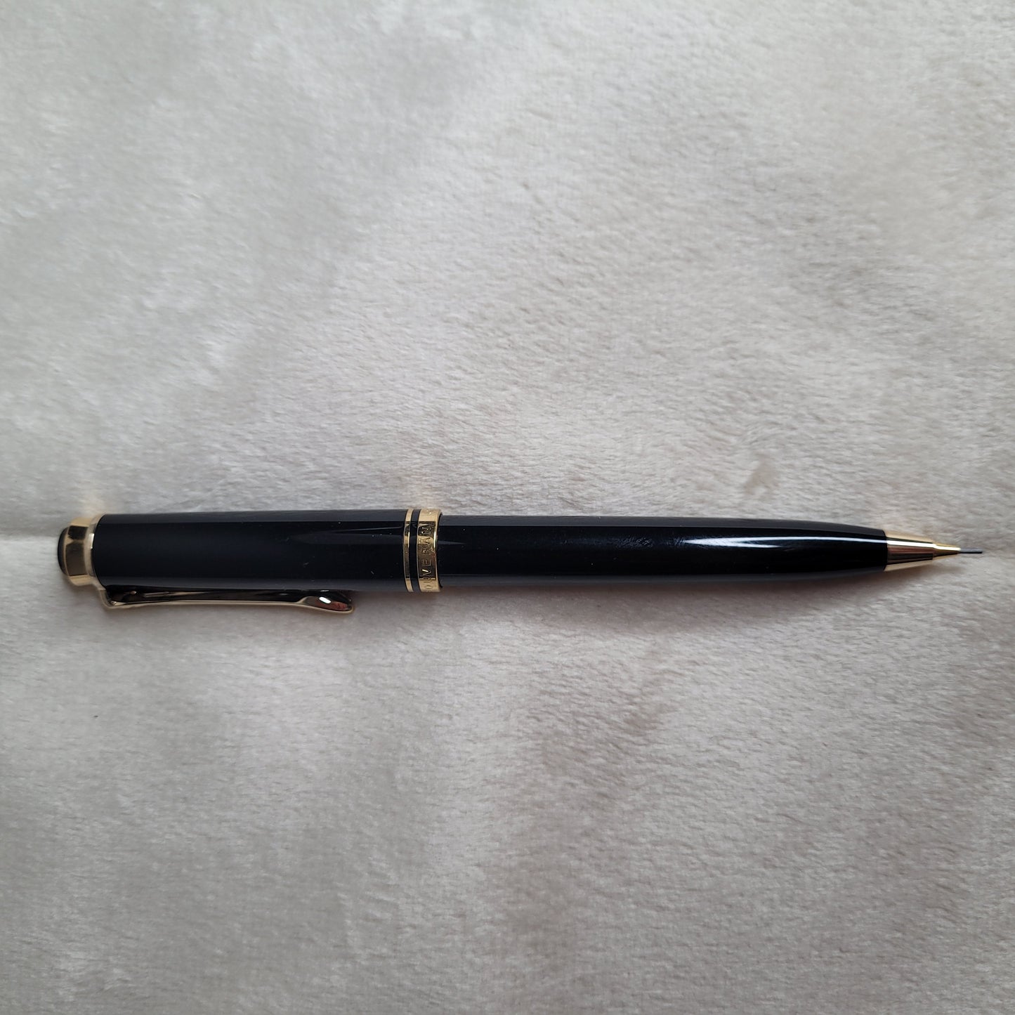 Pelikan Druckbleistift Souverän D405 in schwarz-gold mit 0,7 mm Mine, 11,5 cm Länge, 1 cm Durchmesser, elegantes Schreibgerät mit hochwertiger Verarbeitung und stilvollem Design.