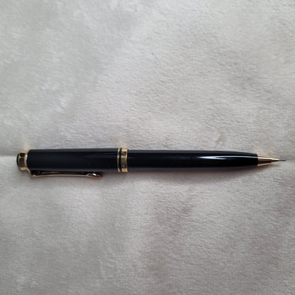 Pelikan Druckbleistift Souverän D405 in schwarz-gold mit 0,7 mm Mine, 11,5 cm Länge, 1 cm Durchmesser, elegantes Schreibgerät mit hochwertiger Verarbeitung und stilvollem Design.