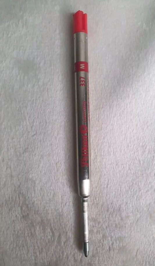 Das Bild zeigt eine Pelikan 337 M Großraummine für Kugelschreiber in der Farbe Rot. Die Mine hat ein silbernes Gehäuse mit rotem Aufdruck und einer roten Kappe. Am oberen Ende der Mine ist die Aufschrift ‚Pelikan 337 M Germany‘ zu erkennen.