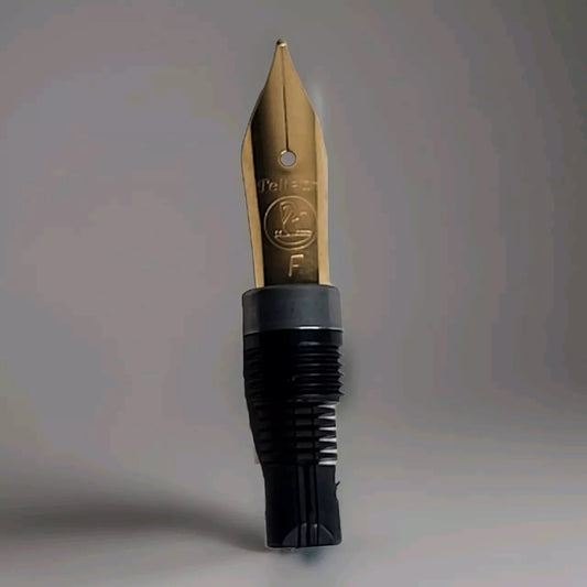 Vergoldete Edelstahlfeder von Pelikan, passend zum M150 (Modelle bis August 1997), Federbreite F, auf grauer Oberfläche präsentiert