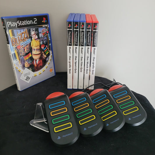 Das Bild zeigt die Vorderseite eines PlayStation 2 BUZZ Controller und Spiele-Sets, platziert auf einem schwarzen Untergrund mit weißem Hintergrund. Zu sehen sind die charakteristischen BUZZ-Buzzer-Controller sowie verschiedene BUZZ-Quizspiele, die für interaktiven Multiplayer-Spaß sorgen.