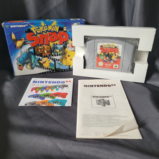 Komplettes Set des Nintendo 64 Spiels Pokémon Snap – Originalverpackung (OVP) mit farbigem Box-Art, Spielmodul in Kartoneinlage, offizieller Anleitung und Nintendo 64 Controller-Guide. Retro/Vintage Sammlerstück, geprüft und funktionsfähig.