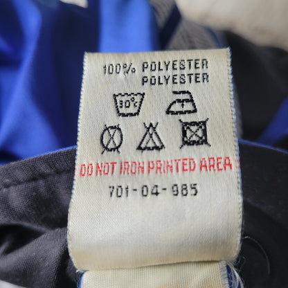 Pflegeetikett aus 100 % Polyester mit Waschhinweisen: 30 °C Maschinenwäsche, kein Bleichen, kein Trockner, nicht bügeln, keine chemische Reinigung – roter Hinweis „DO NOT IRON PRINTED AREA“, Code: 701-04-985