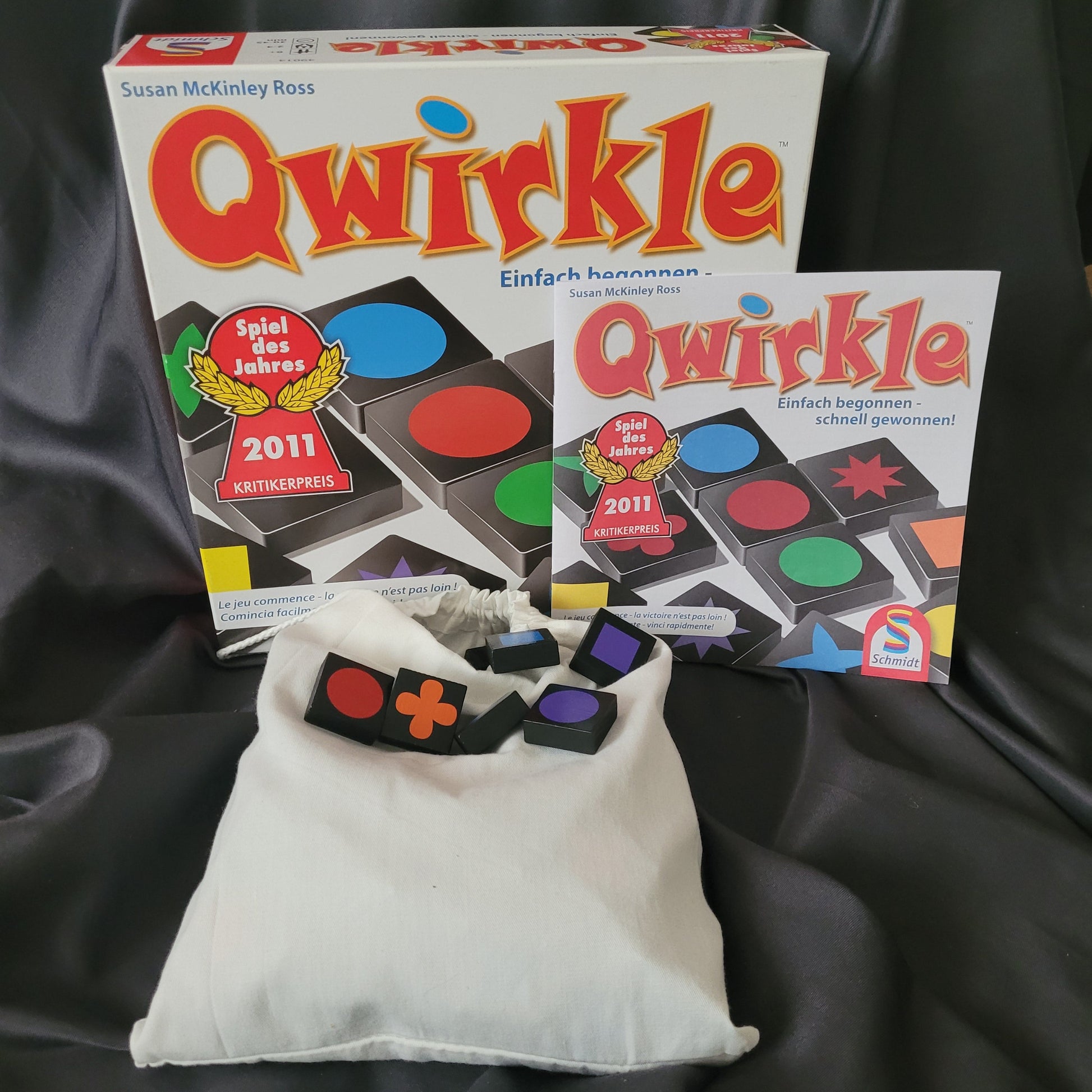 Qwirkle – Schmidt Spiele – EAN 4001504490140, preisgekröntes Legespiel mit bunten Holzsteinen in verschiedenen Formen und Farben, inkl. Stoffbeutel, Spiel des Jahres 2011.