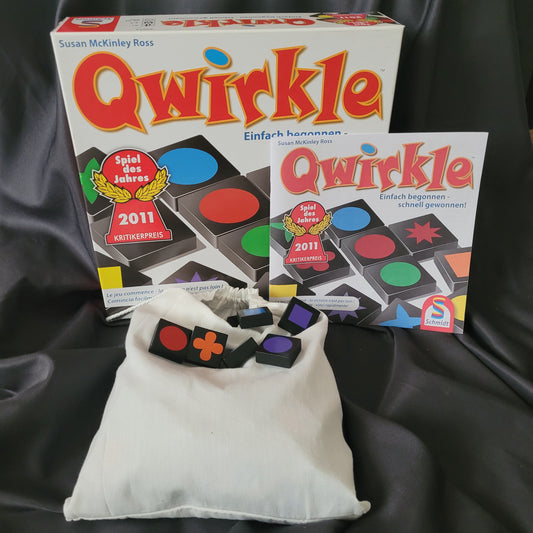 Qwirkle – Schmidt Spiele – EAN 4001504490140, preisgekröntes Legespiel mit bunten Holzsteinen in verschiedenen Formen und Farben, inkl. Stoffbeutel, Spiel des Jahres 2011.