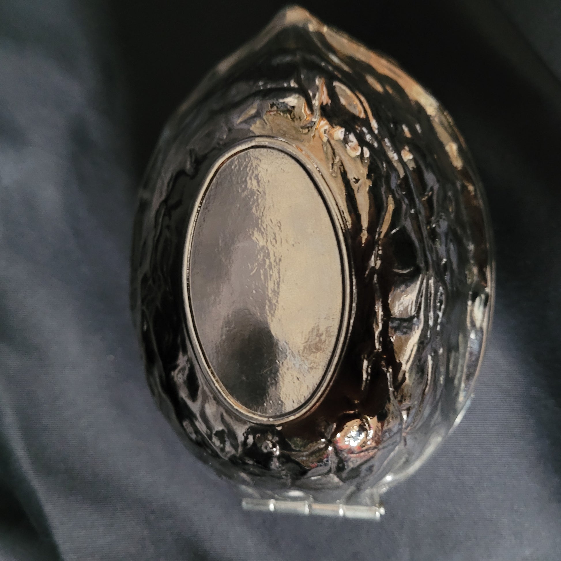 Rückseite des Nussknackers aus Metall Vintage in Walnussform, detailreich gearbeitet mit strukturierter Oberfläche und glatter ovaler Plakette, massives Sammlerstück ca. 12 × 8 cm, 350 g, dekoratives Küchenutensil und funktionales Werkzeug.