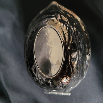 Rückseite des Nussknackers aus Metall Vintage in Walnussform, detailreich gearbeitet mit strukturierter Oberfläche und glatter ovaler Plakette, massives Sammlerstück ca. 12 × 8 cm, 350 g, dekoratives Küchenutensil und funktionales Werkzeug.