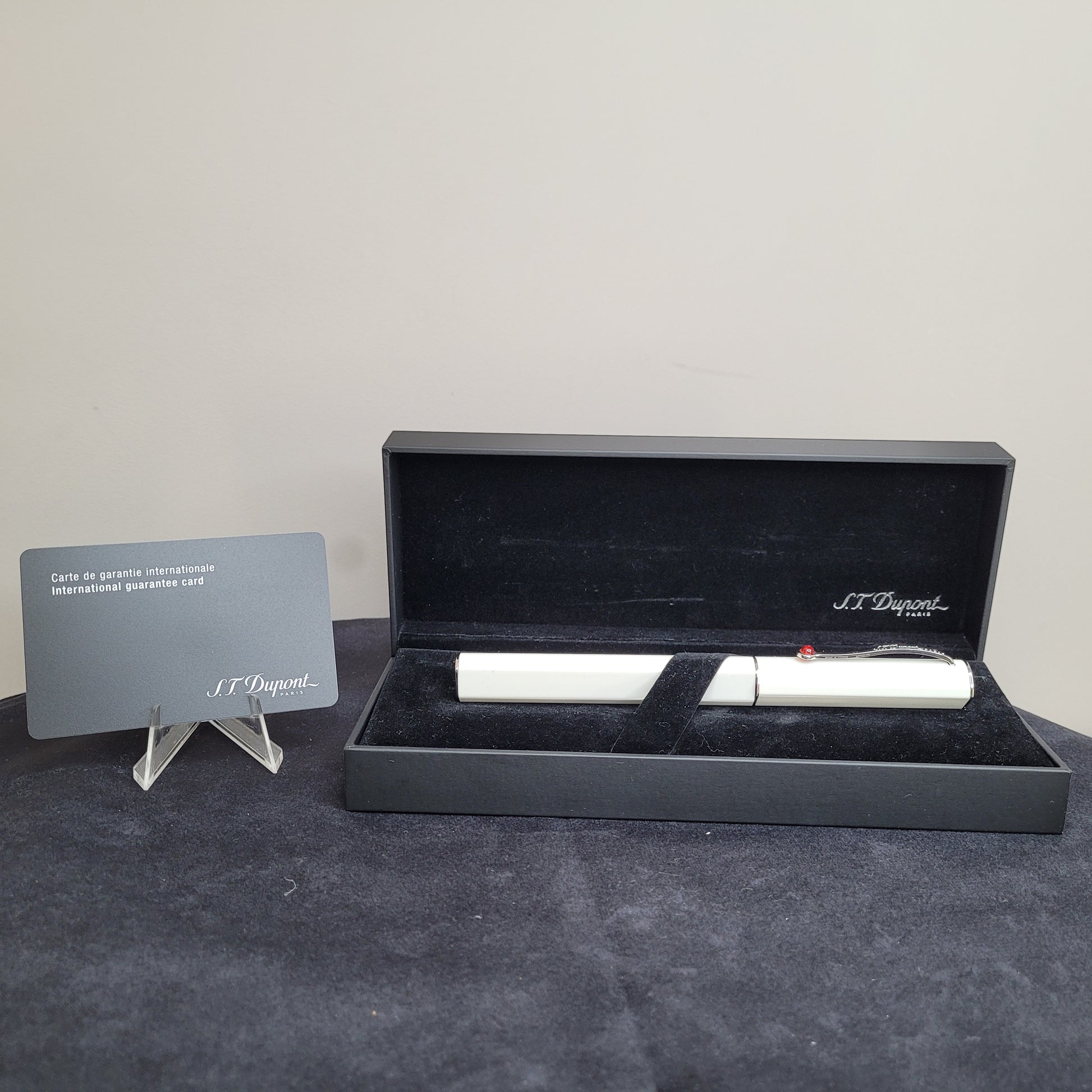 Luxuriöser S.T. Dupont Kugelschreiber von Karl Lagerfeld in einer schwarzen Box mit internationaler Garantiekarte.