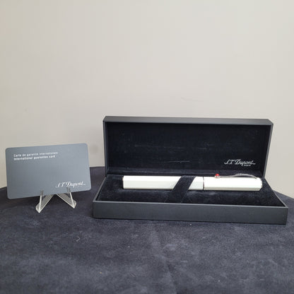 Luxuriöser S.T. Dupont Kugelschreiber von Karl Lagerfeld in einer schwarzen Box mit internationaler Garantiekarte.
