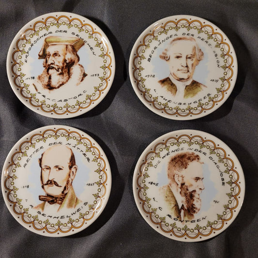 Sammelteller Serie „Berühmte Ärzte“ Vintage, Vorderseite, schwarzer Hintergrund, handdekoriert, mit Namen der Ärzte, Lebensdaten und ihren medizinischen Erfindungen, limitierte Auflage, Porzellan 10 cm.