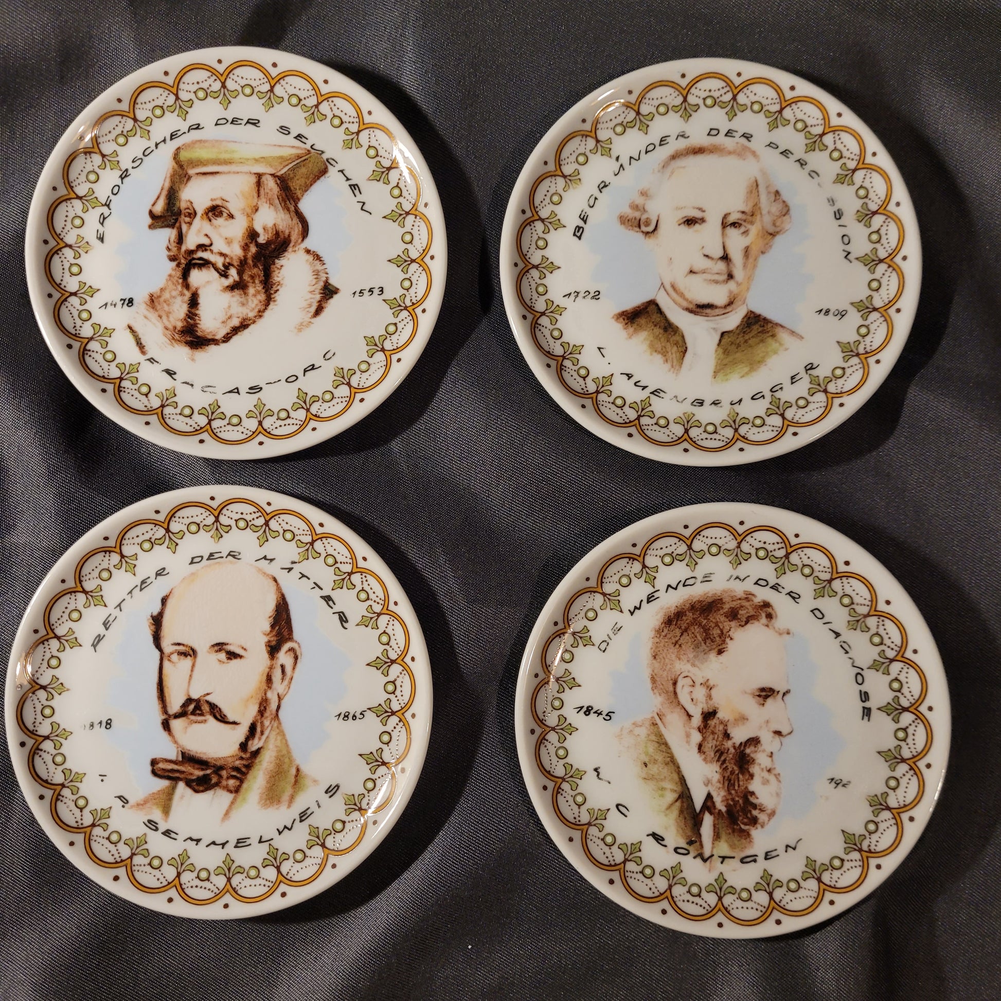 Sammelteller Serie „Berühmte Ärzte“ Vintage, Vorderseite, schwarzer Hintergrund, handdekoriert, mit Namen der Ärzte, Lebensdaten und ihren medizinischen Erfindungen, limitierte Auflage, Porzellan 10 cm.